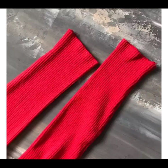 Red Ribbed Turtleneck Sweater - Picture 6 of 7